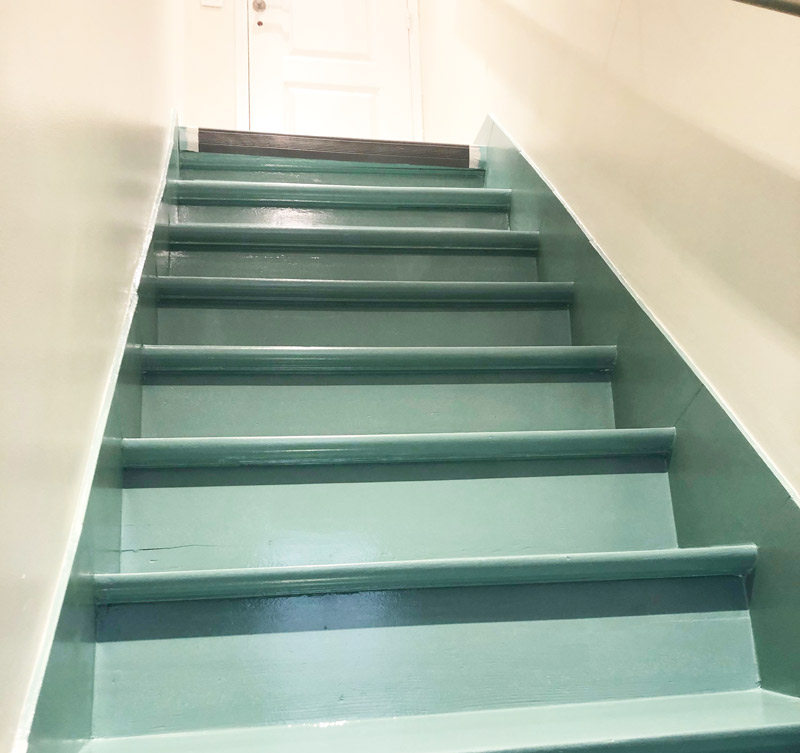 Rénovation escalier peinture verte